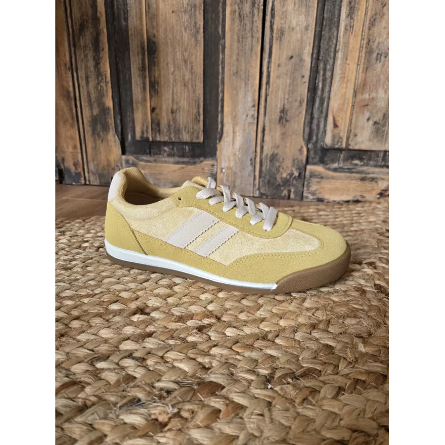 Baskets jaune touché peau de peche