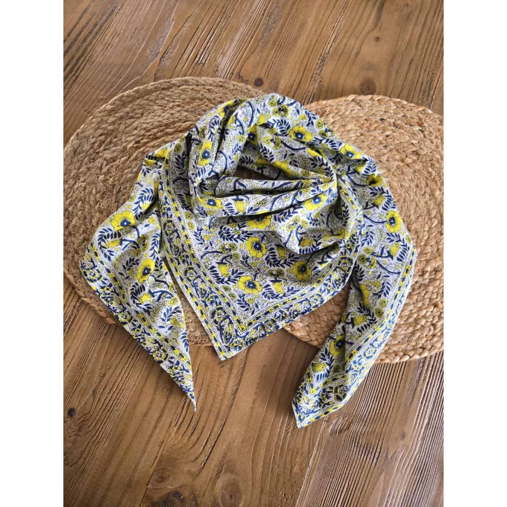 Foulard carré coton fleurs jaune et marine