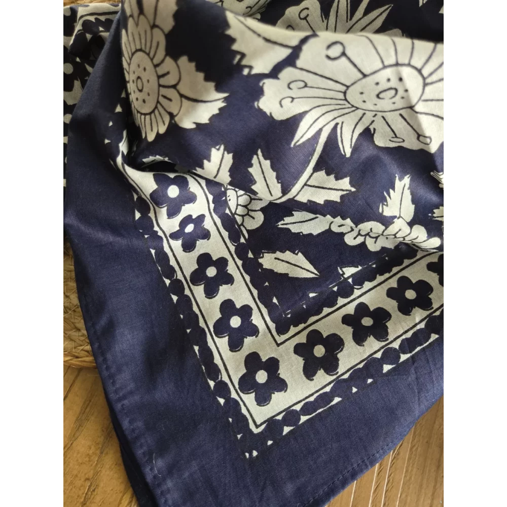 Foulard carré en coton bleu marine