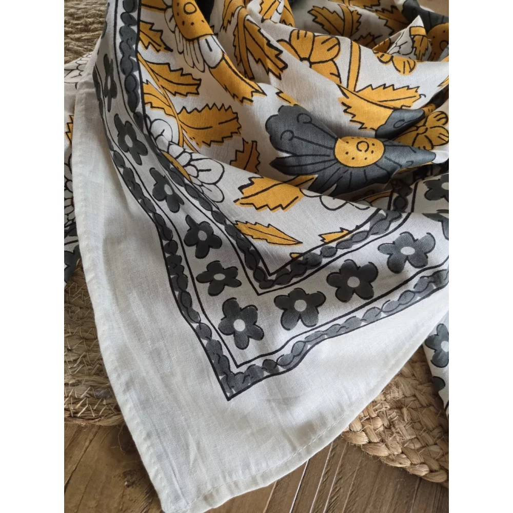 Foulard carré en coton moutarde et gris
