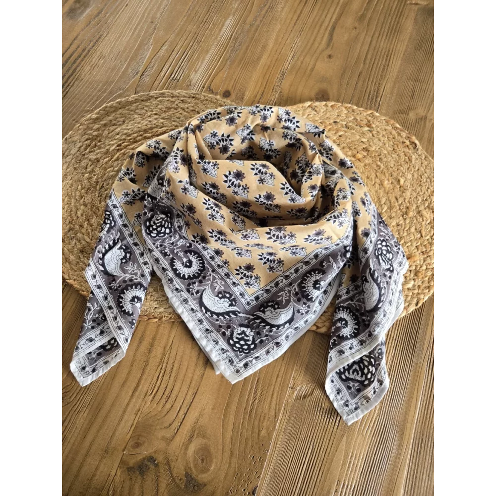 Foulard carré en coton moutarde et gris