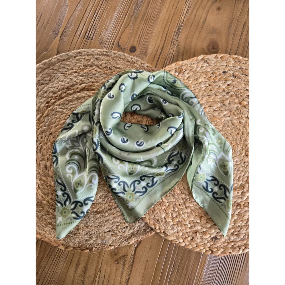 Foulard carré soyeux bandana vert