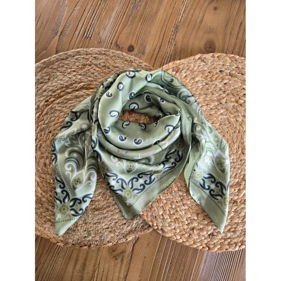Foulard carré soyeux bandana vert