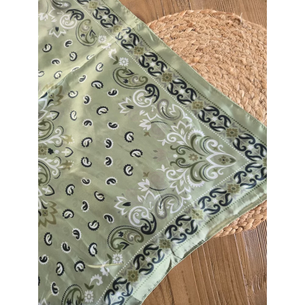 Foulard carré soyeux bandana vert