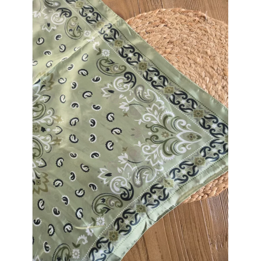 Foulard carré soyeux bandana vert