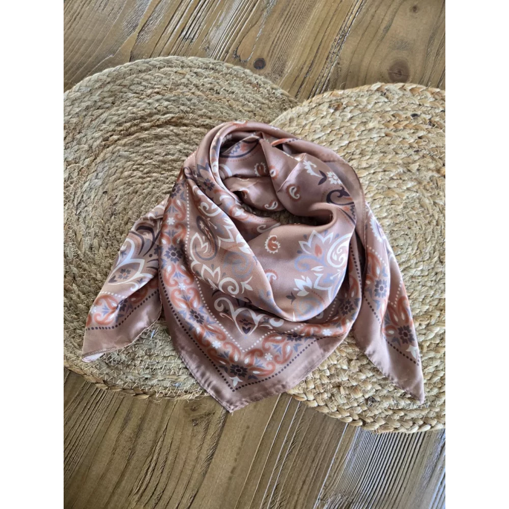 Foulard carré soyeux bandana camel