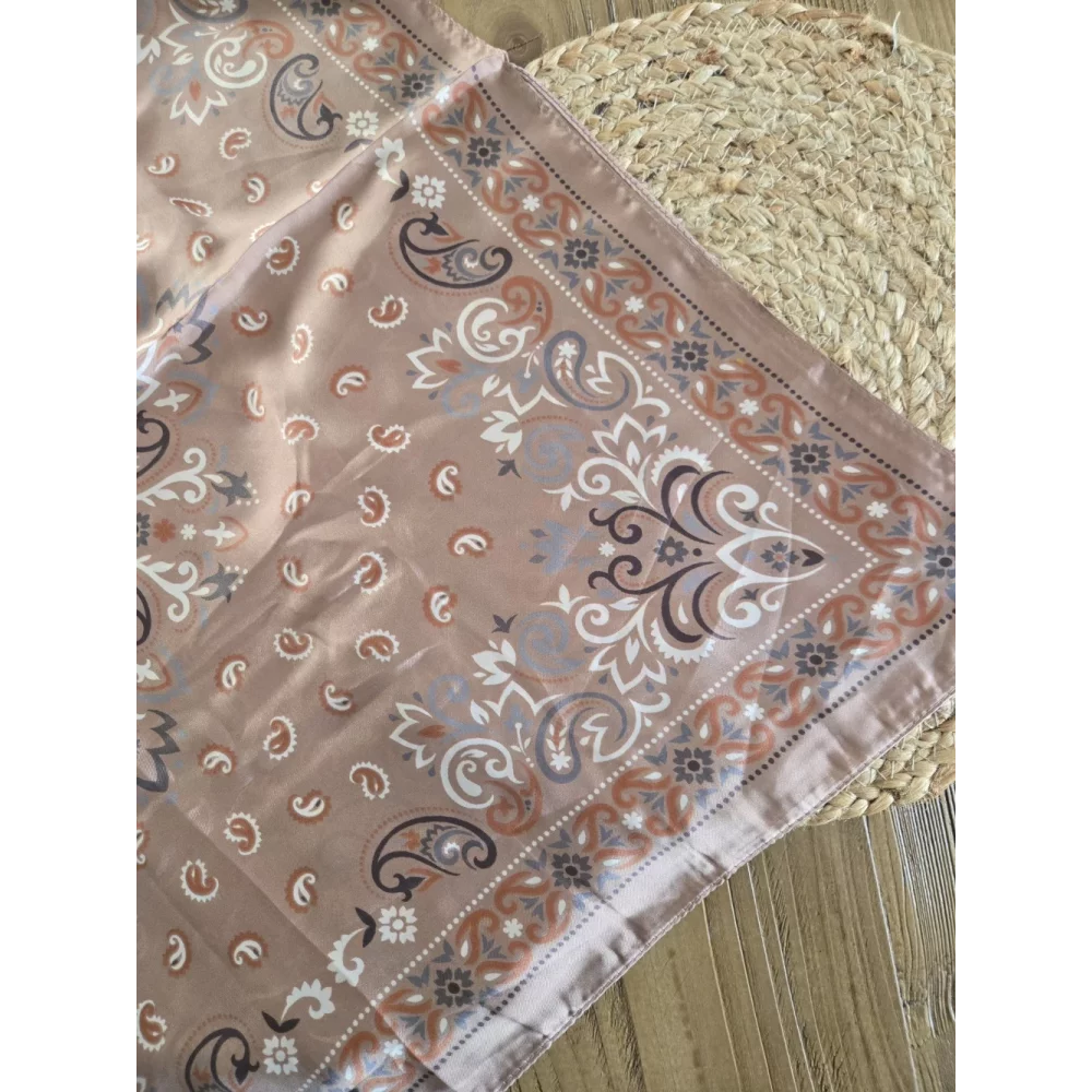 Foulard carré soyeux bandana camel