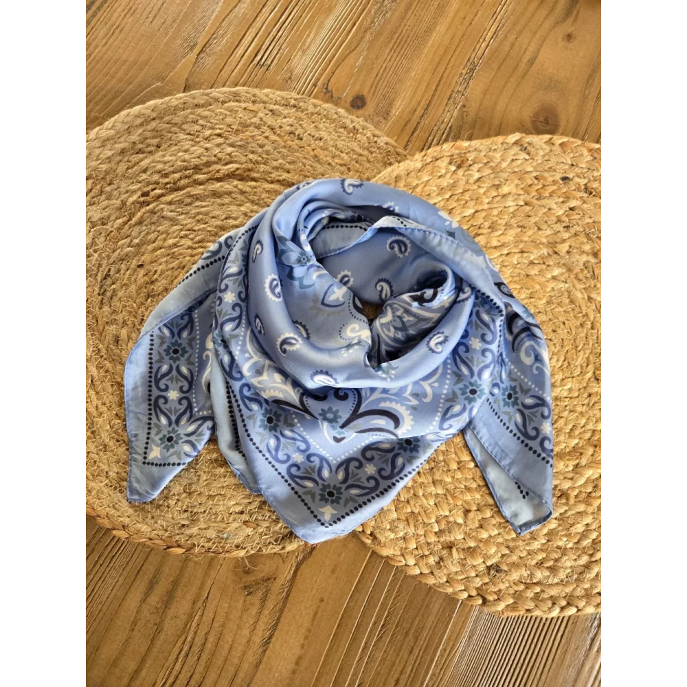 Foulard carré soyeux bandana bleu ciel