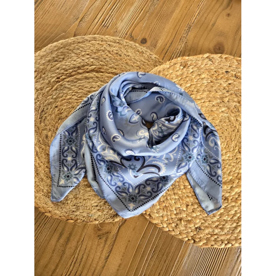 Foulard carré soyeux bandana bleu ciel