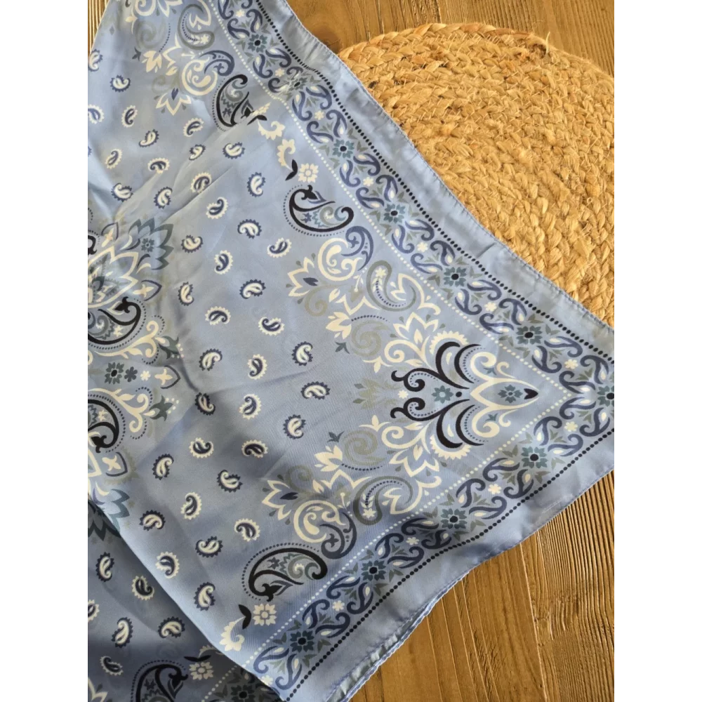 Foulard carré soyeux bandana bleu ciel