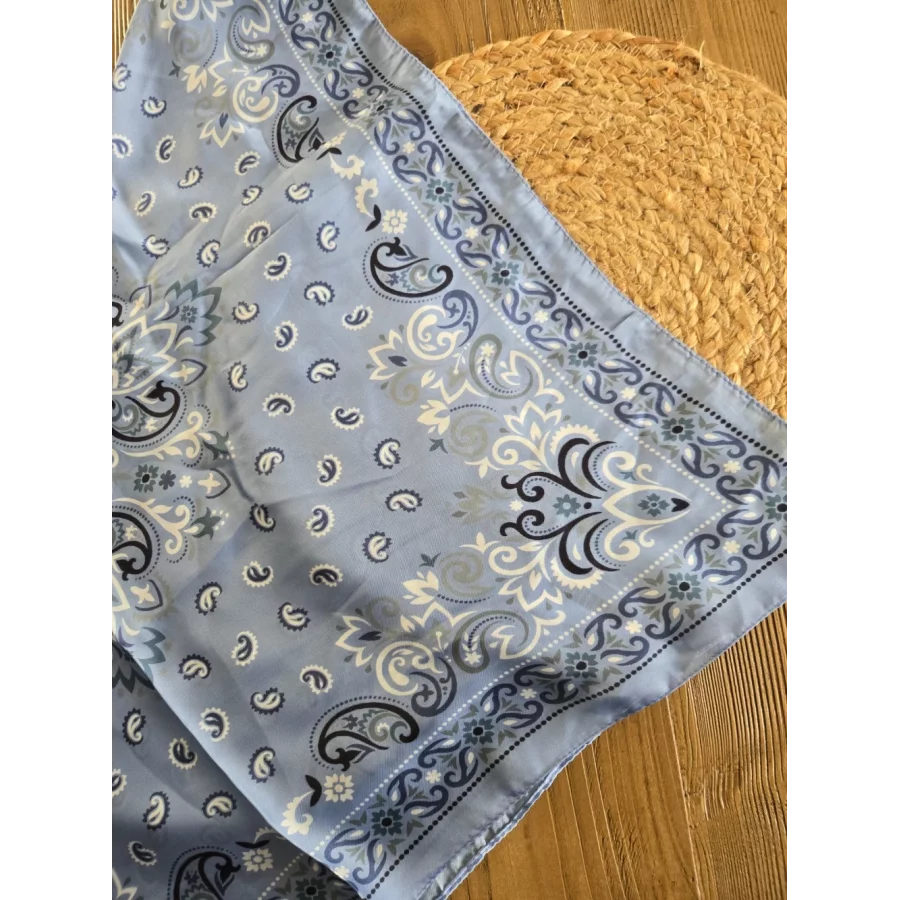 Foulard carré soyeux bandana bleu ciel