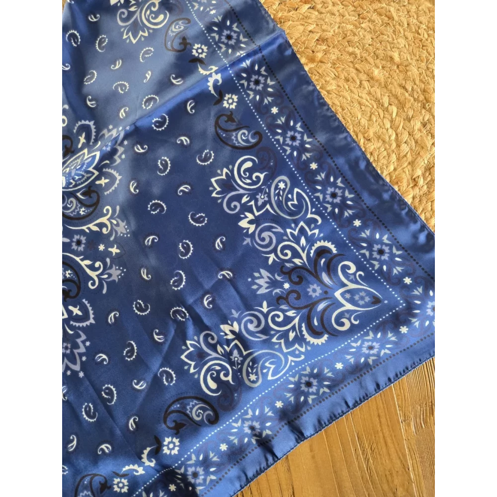 Foulard carré soyeux bandana bleu marine
