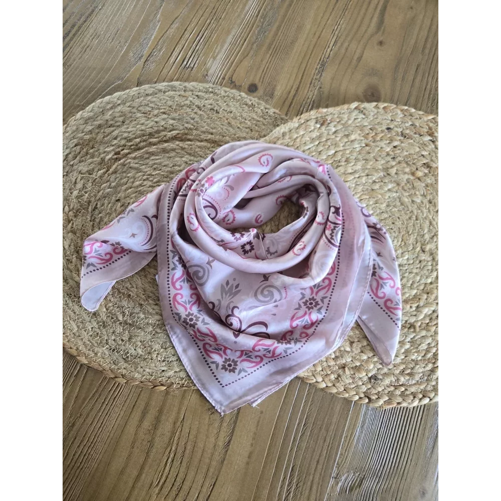 Foulard carré soyeux bandana rose