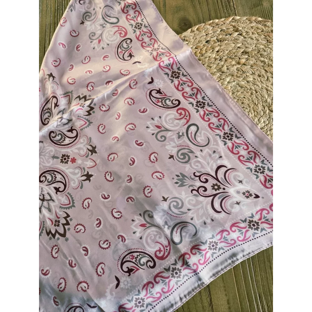 Foulard carré soyeux bandana rose