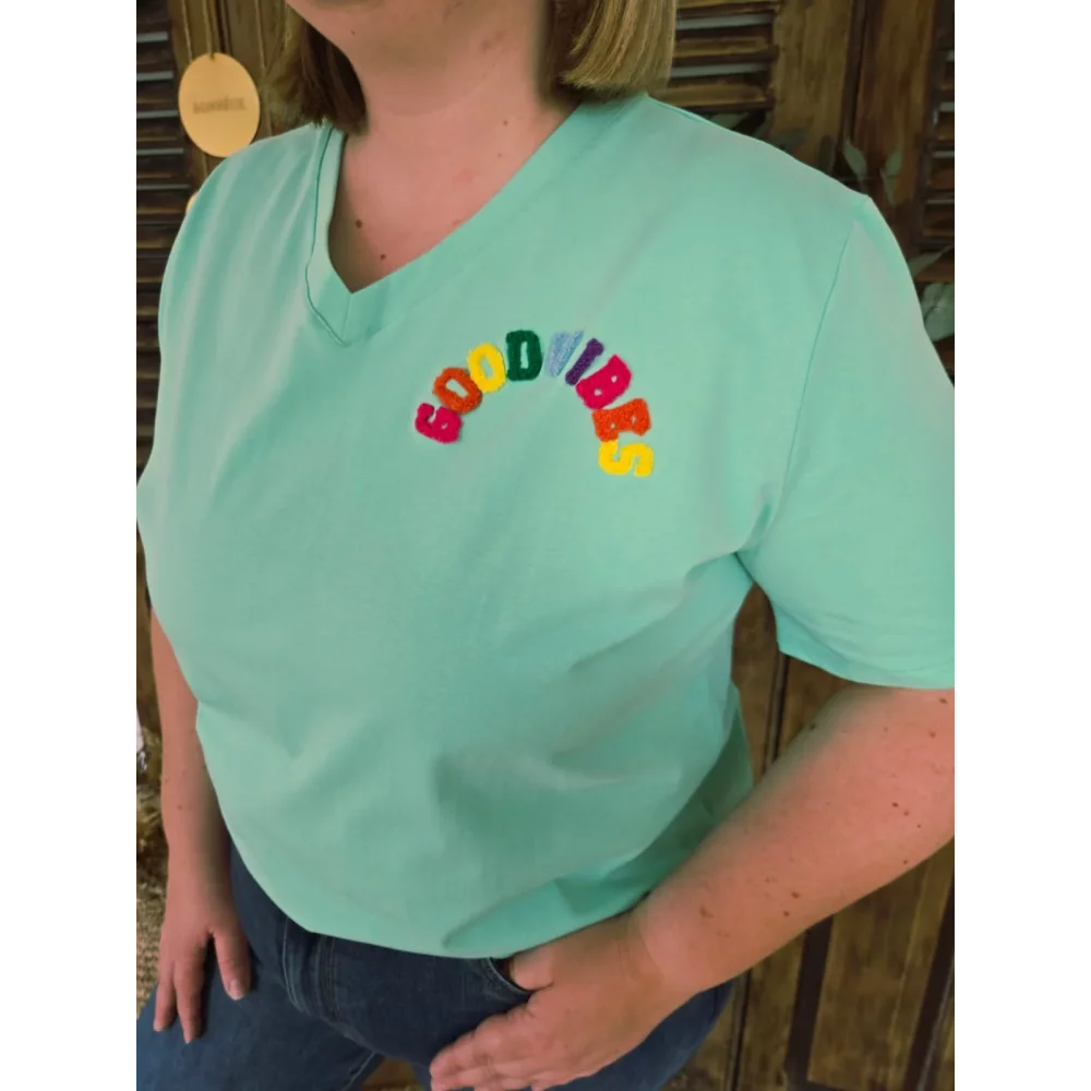 T-shirt Good Vibes vert d'eau col V