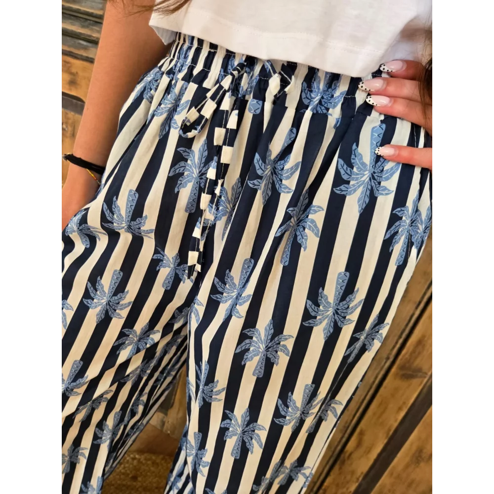 Pantalon fluide en coton bleu rayé et palmiers