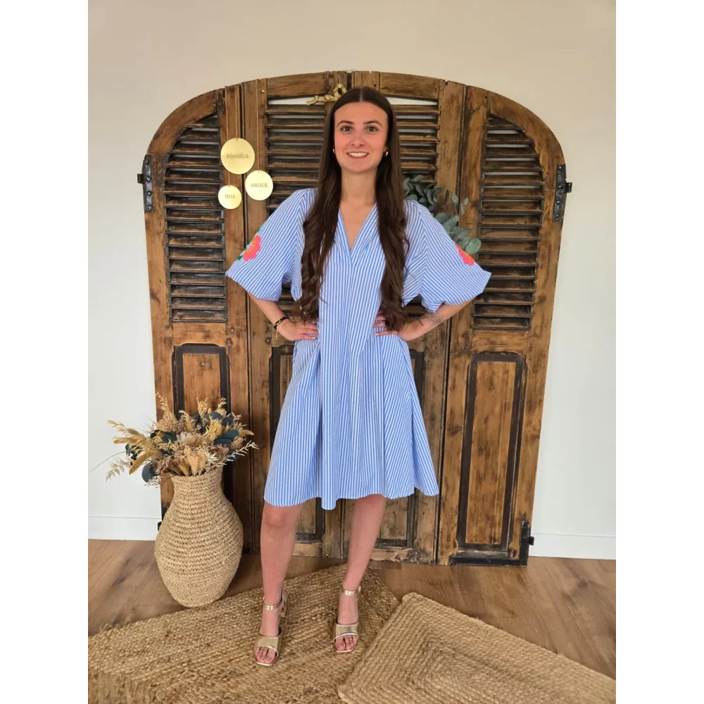 Robe rayé ciel et blanc manches bouffantes brodées