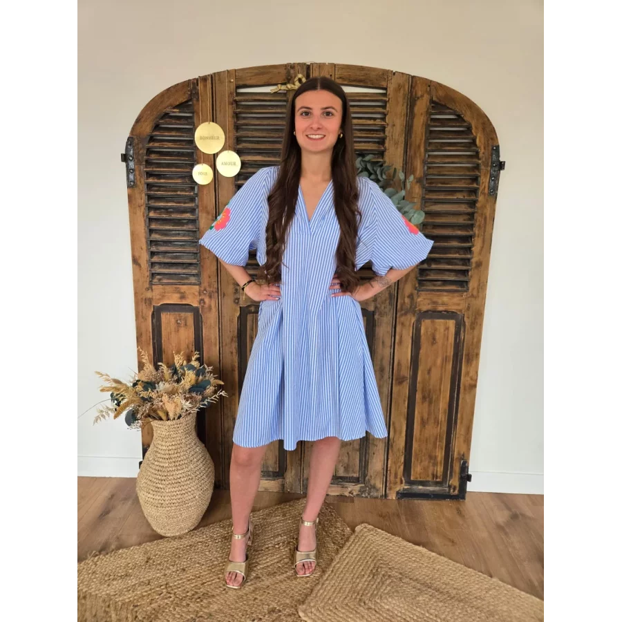 Robe rayé ciel et blanc manches bouffantes brodées