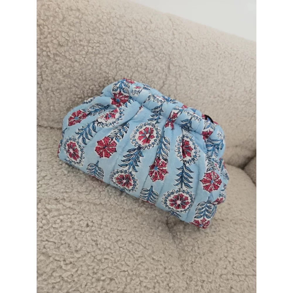 Pochon en tissu bleu ciel et fleurs fuchsia