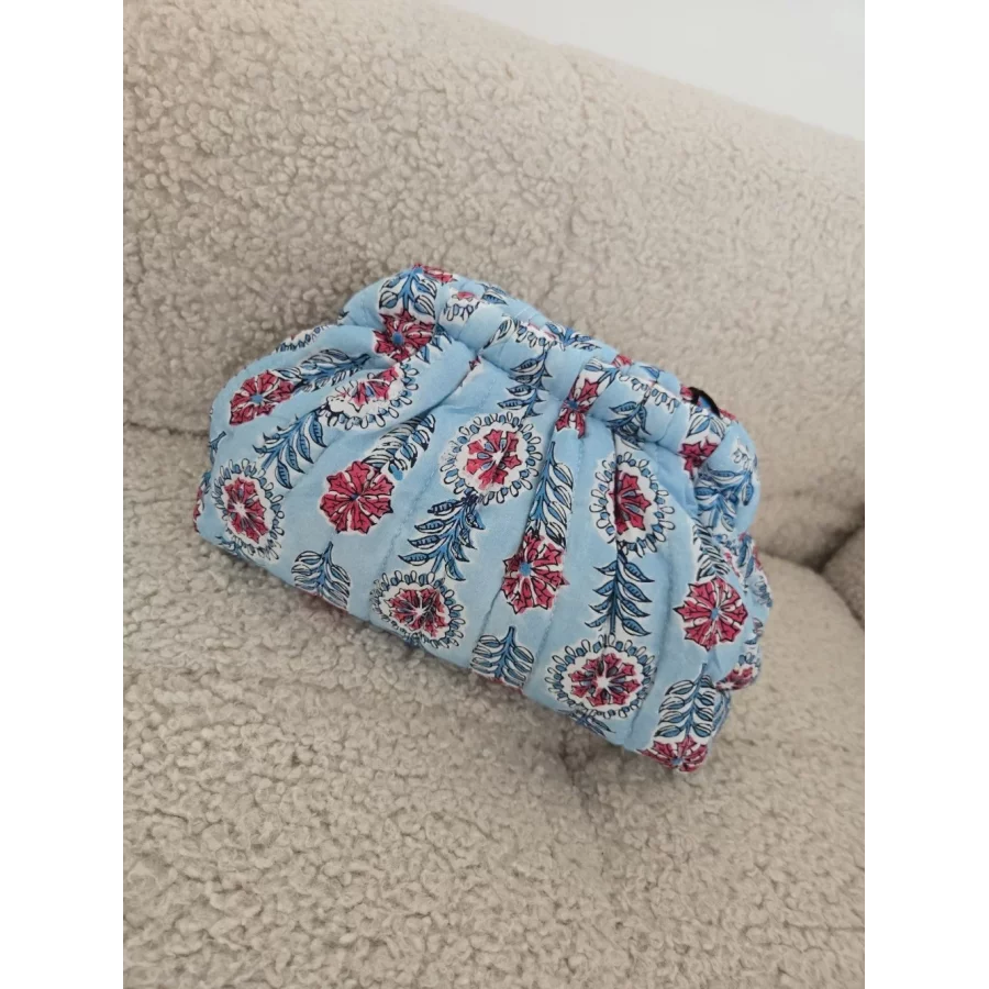 Pochon en tissu bleu ciel et fleurs fuchsia