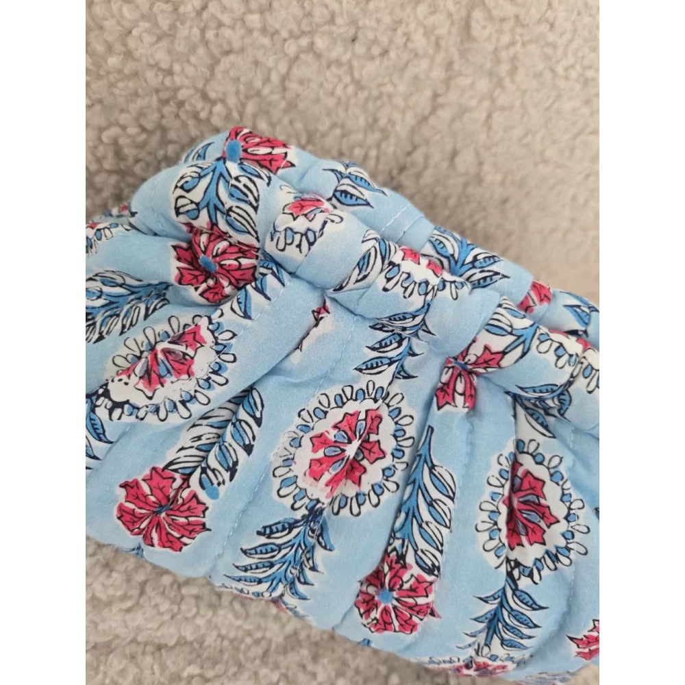 Pochon en tissu bleu ciel et fleurs fuchsia