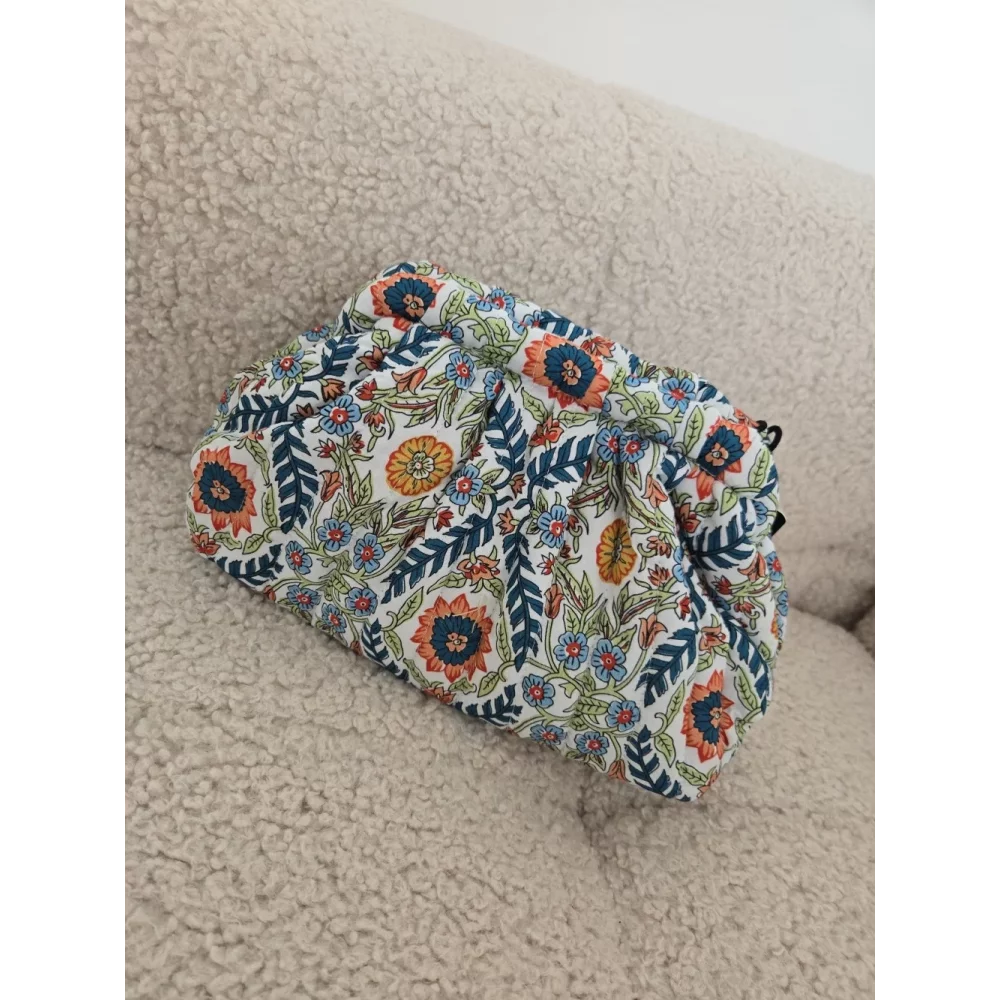 Pochon en tissu ecru et motifs fleurs