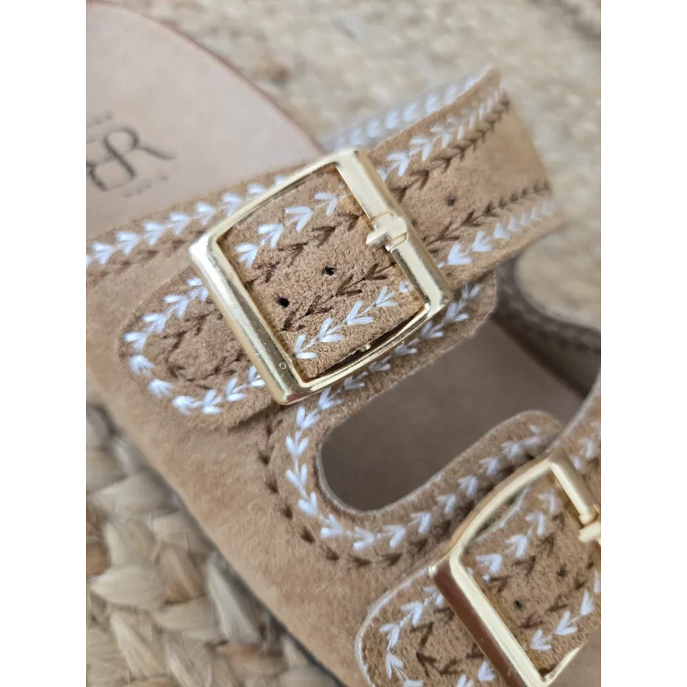 Mules camel brodées