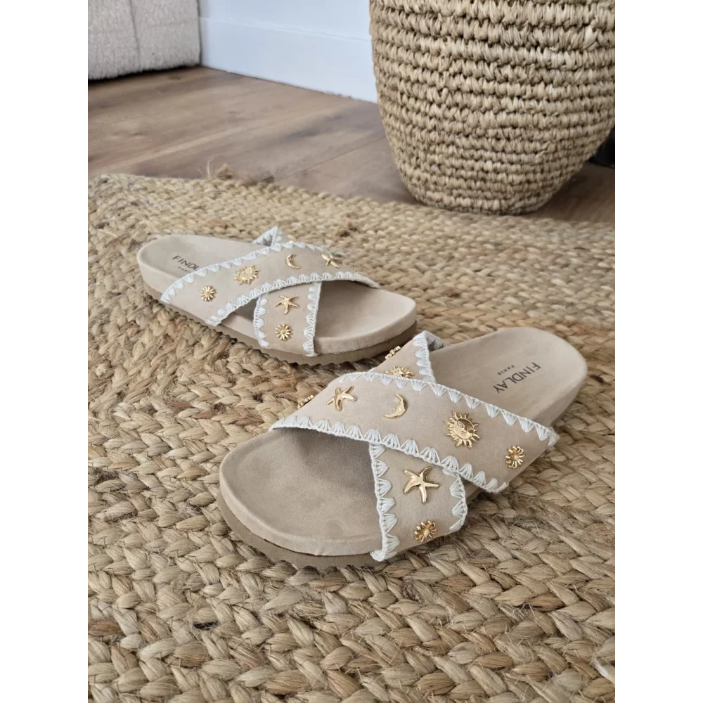 Mules croisées beige bijoux dorés