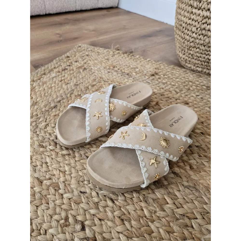 Mules croisées beige bijoux dorés