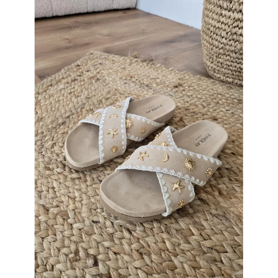 Mules croisées beige bijoux dorés