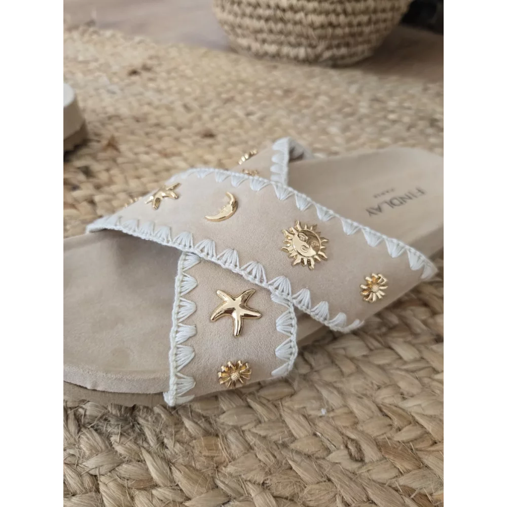 Mules croisées beige bijoux dorés