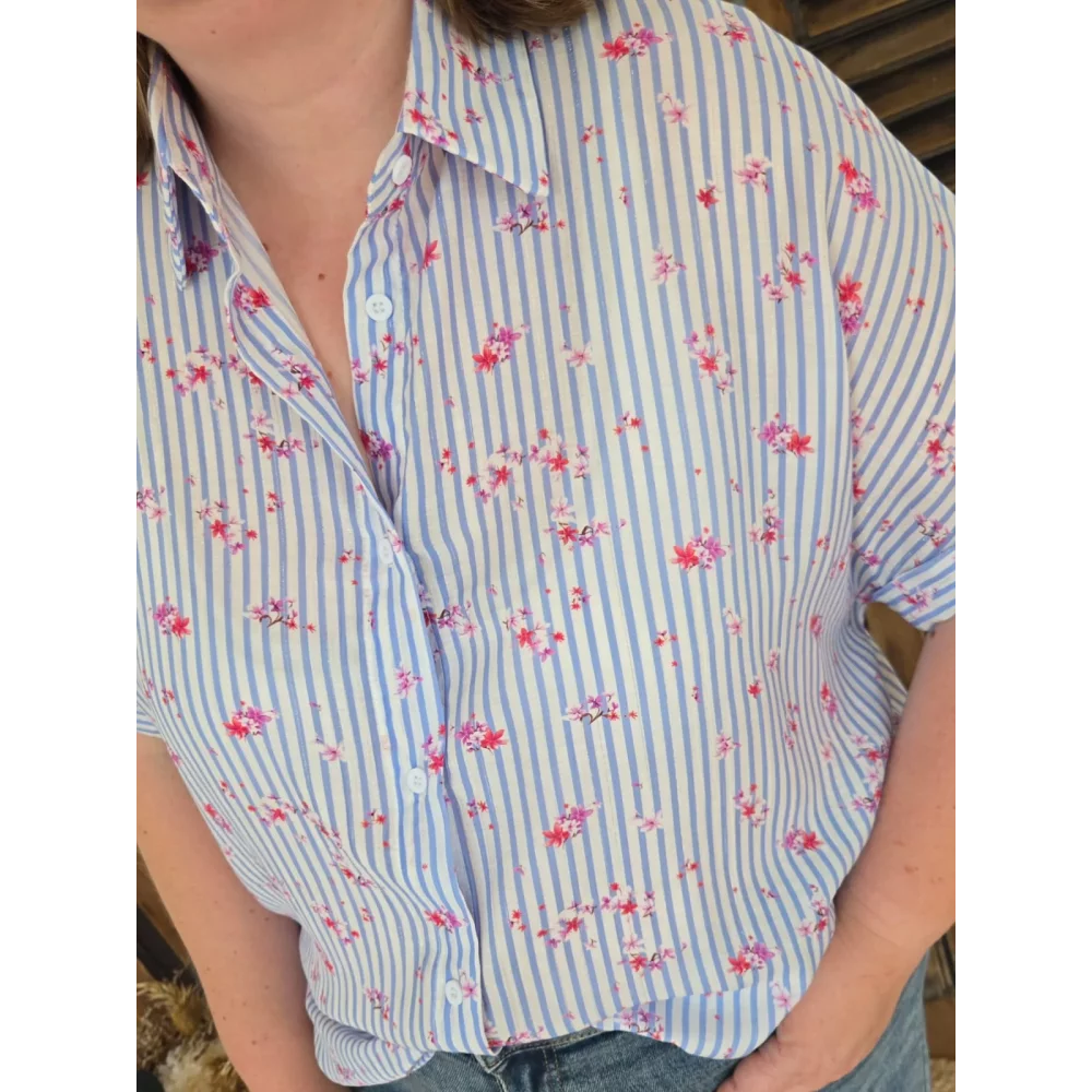 Chemise Joanne rayures bleu et fleurs fuchsia