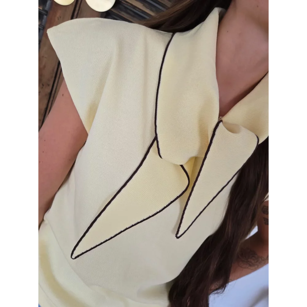 Pull fin Elie en maille jaune col à nouer