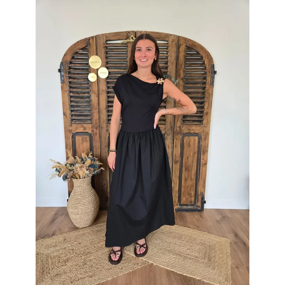 Robe Adelie noir bijoux fleurs doré