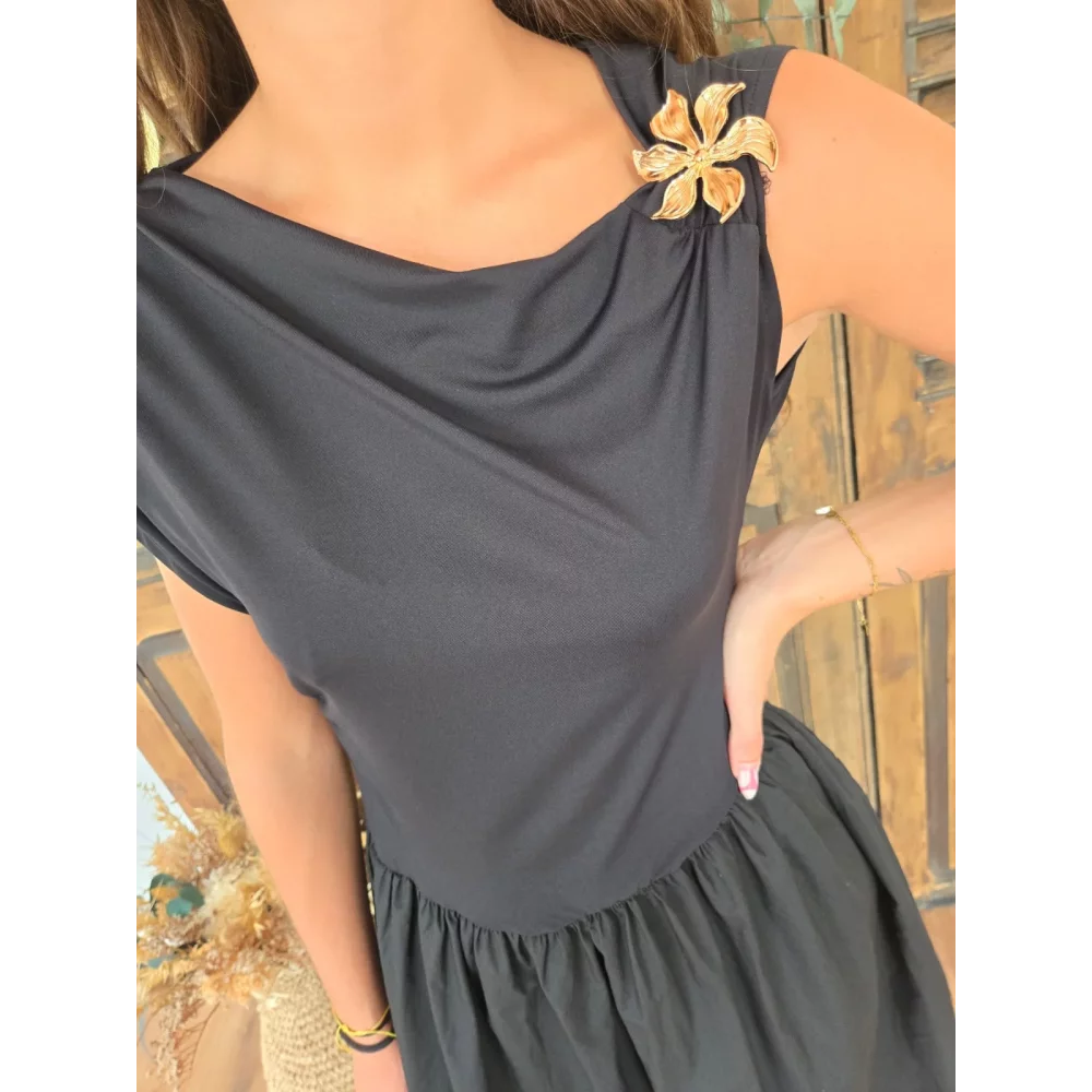 Robe Adelie noir bijoux fleurs doré