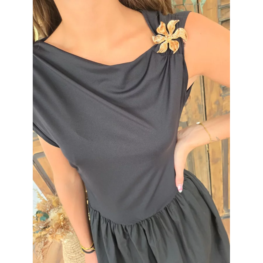 Robe Adelie noir bijoux fleurs doré