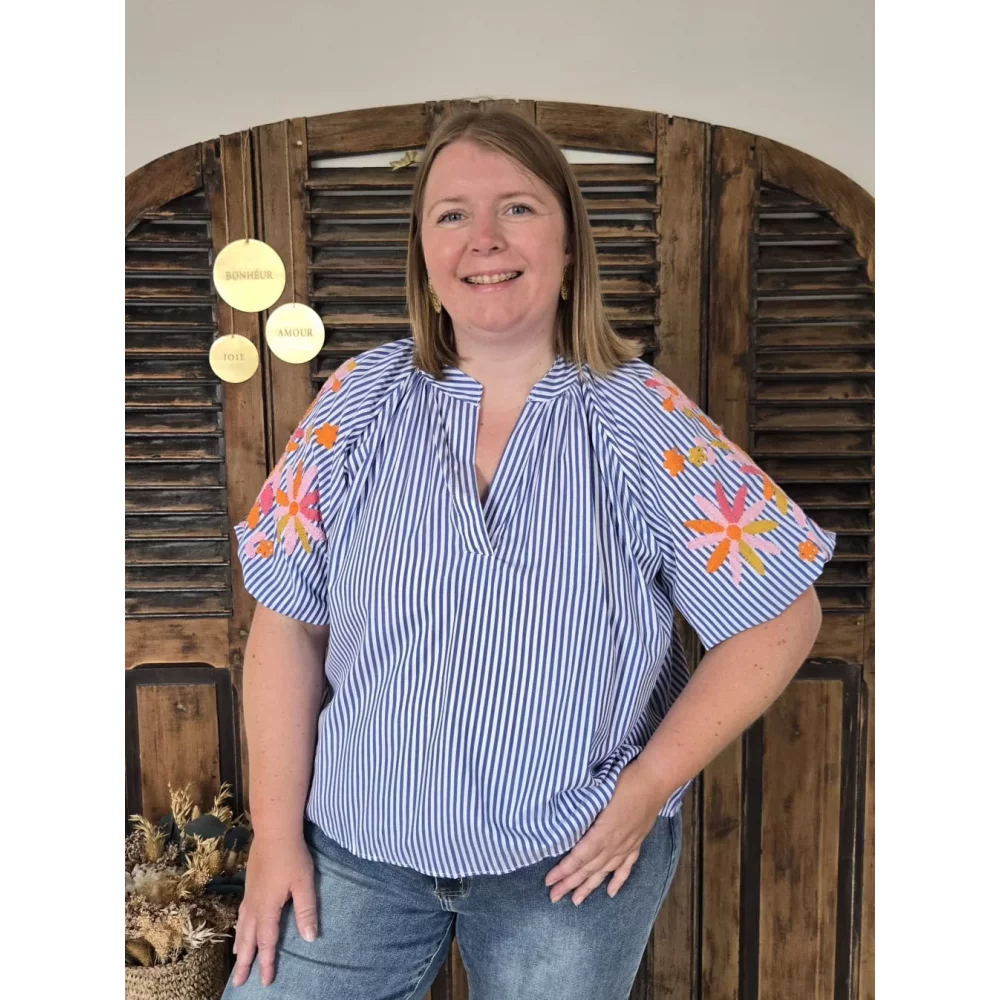 Blouse Oceane bleu rayée manches bouffantes brodées