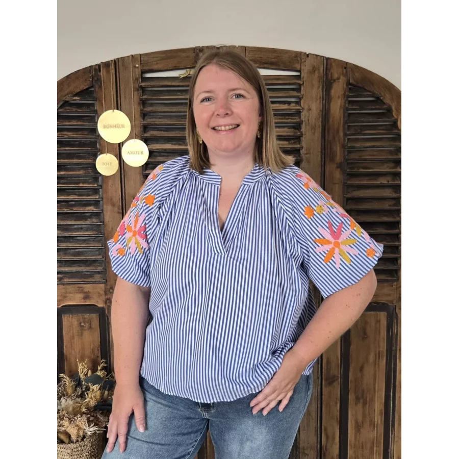 Blouse Oceane bleu rayée manches bouffantes brodées