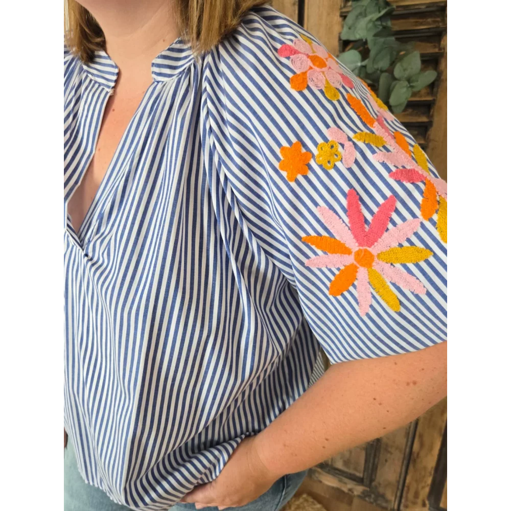 Blouse Oceane bleu rayée manches bouffantes brodées