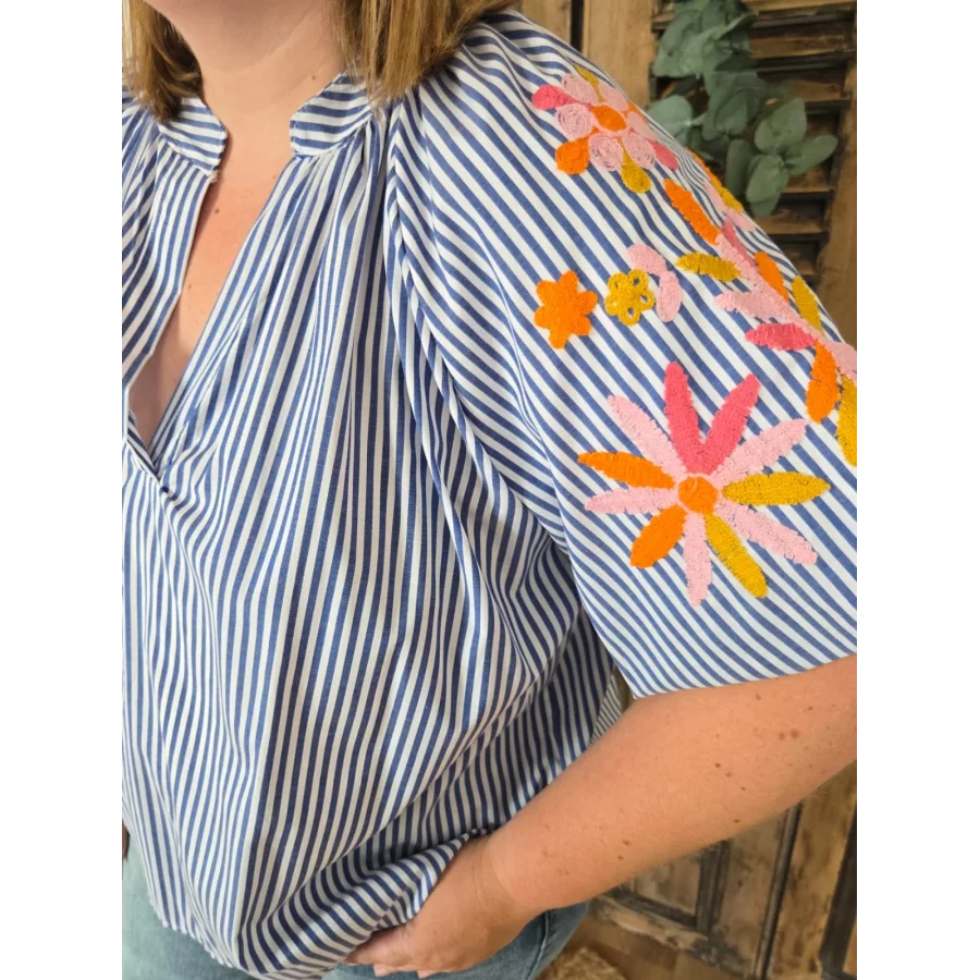 Blouse Oceane bleu rayée manches bouffantes brodées