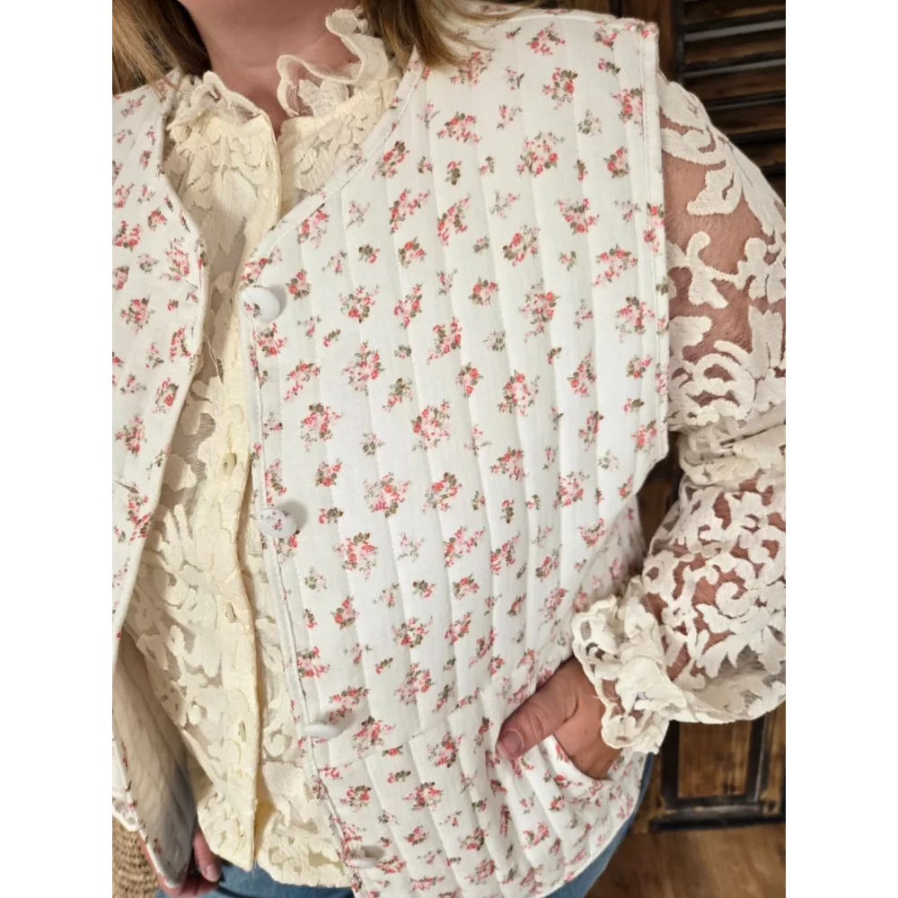 Gilet Gaston sans manches ecru gaze de coton fleurs rose