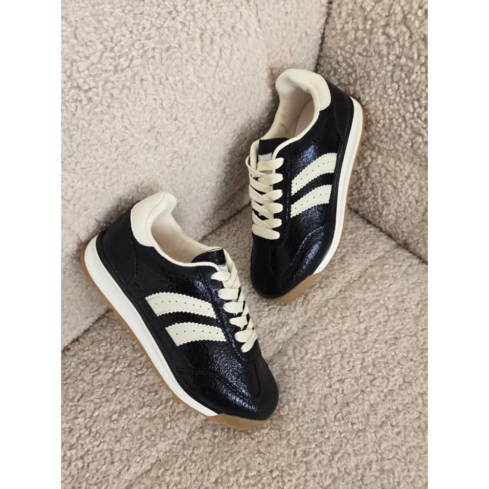 Baskets vernie noir