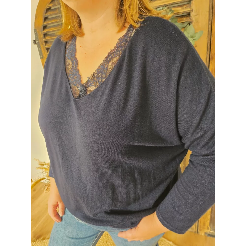 Pull fin Hugo col V dentelle marine