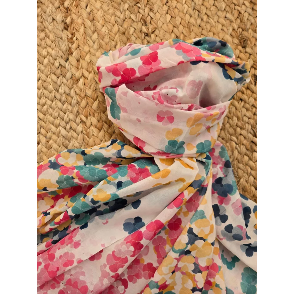 Foulard fleurs multicolores franges fuchsia