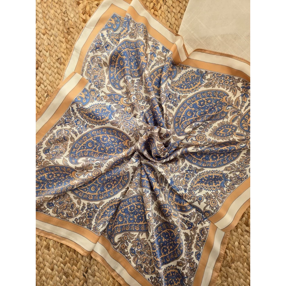 Foulard carré soyeux motif cashmere bleu