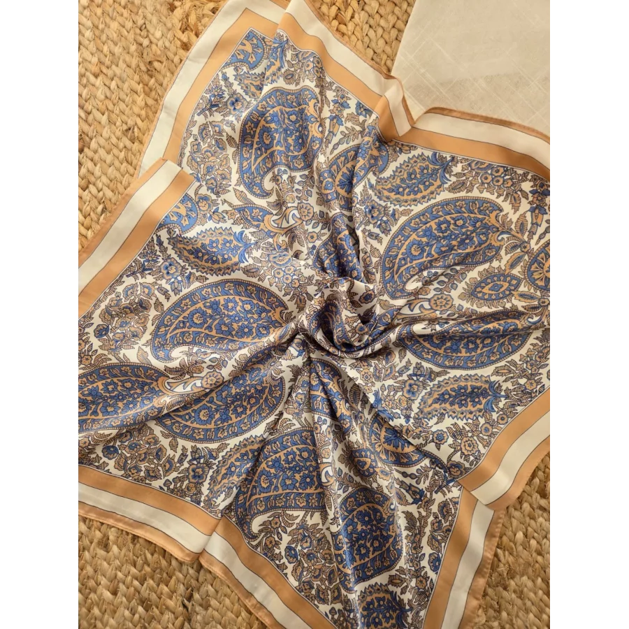 Foulard carré soyeux motif cashmere bleu