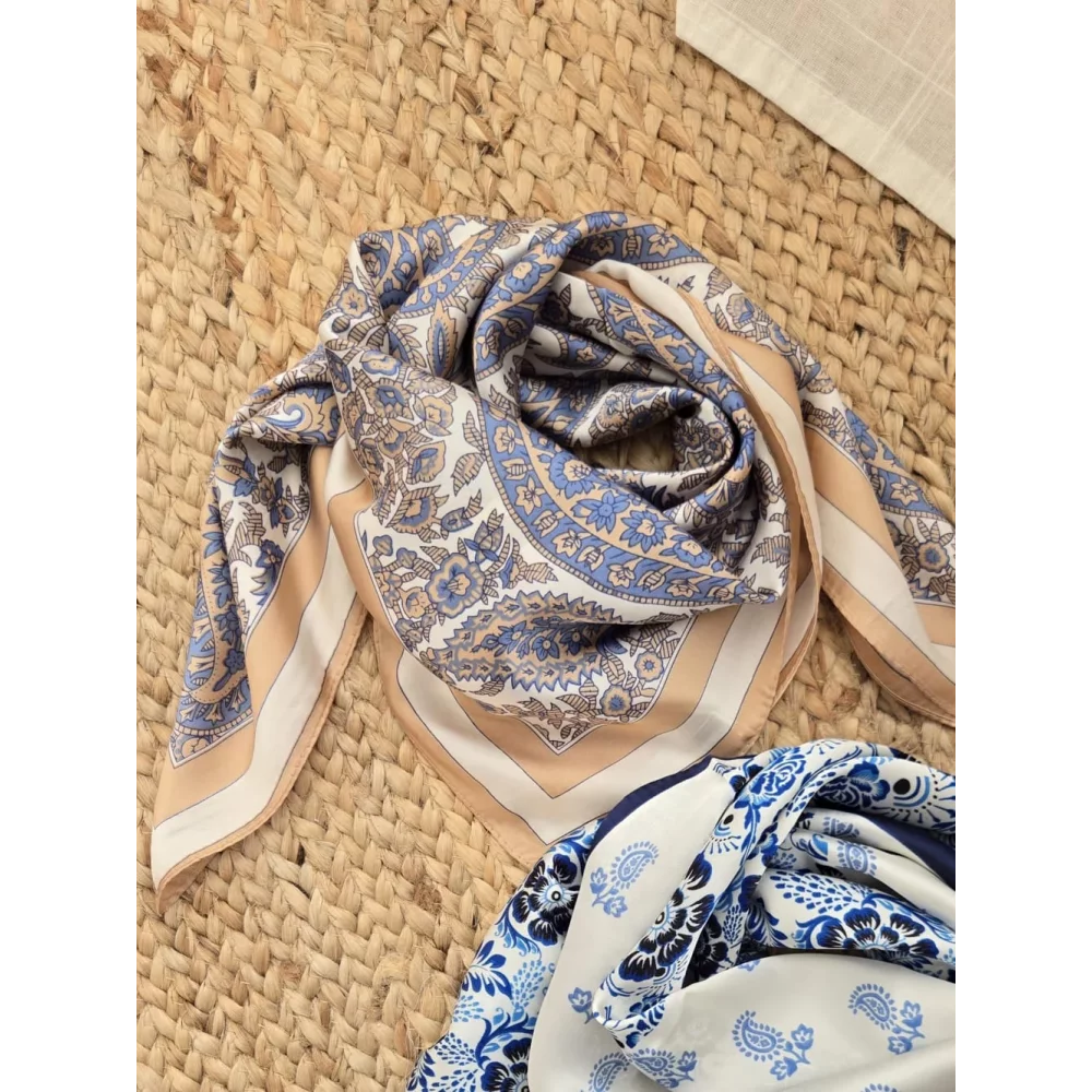 Foulard carré soyeux motif cashmere bleu