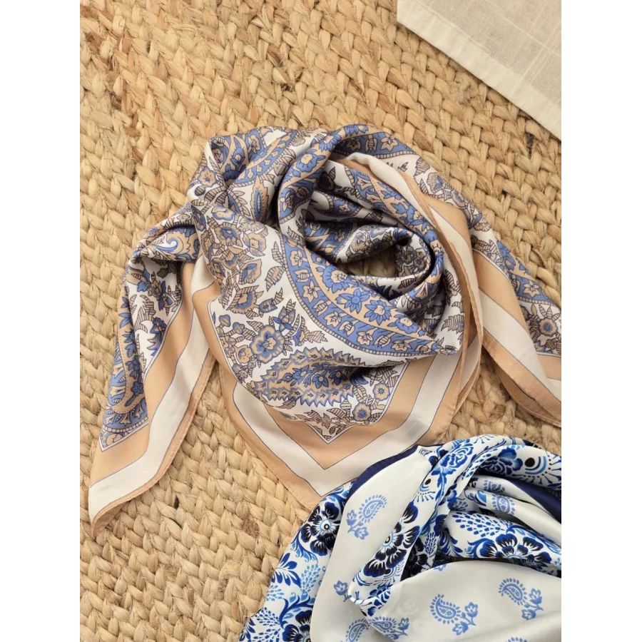 Foulard carré soyeux motif cashmere bleu
