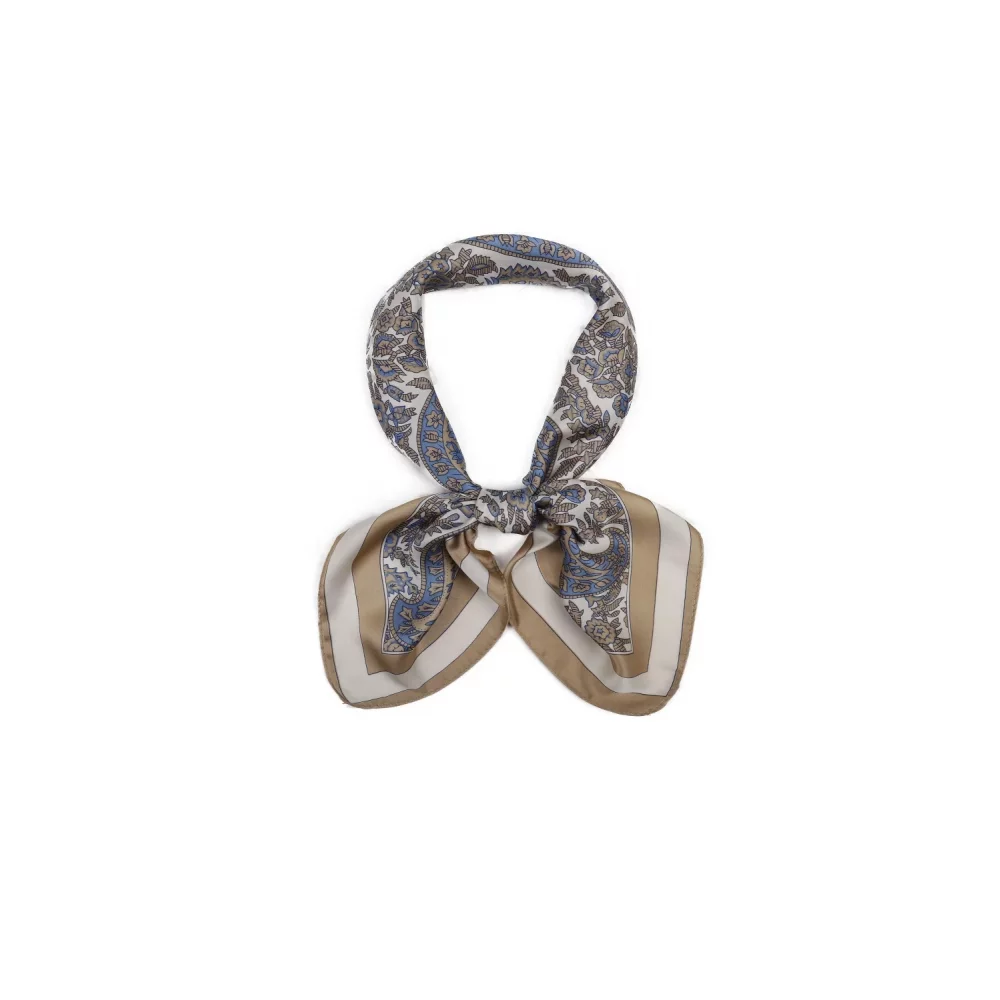 Foulard carré soyeux motif cashmere bleu