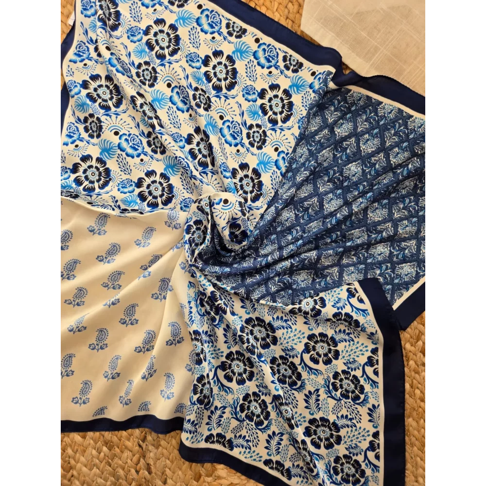 Foulard carre soyeux bleu marine